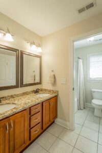 A bathroom with two sinks and a toilet.