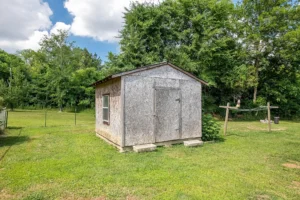 A small shed sitting in the middle of a field.