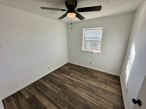 a small bedroom with a ceiling fan